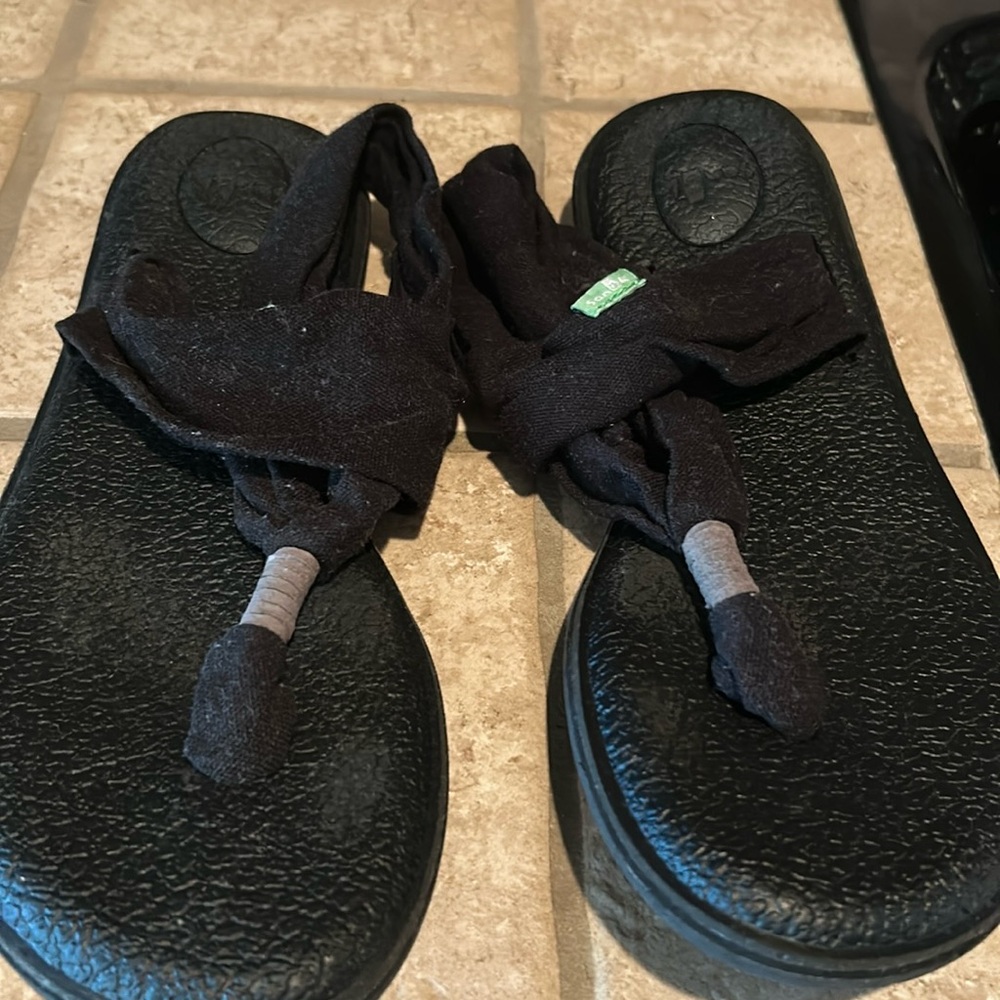 Sonuk sandals black size 7. I only wore them a few times.